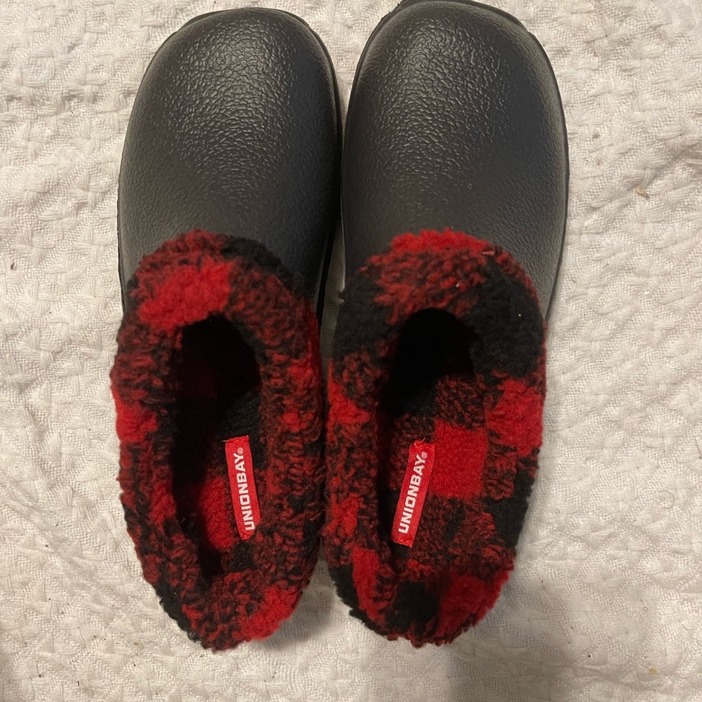 Union Bay Woman’s Black And Red Faux Fur Lined Clog 9M New in Box
